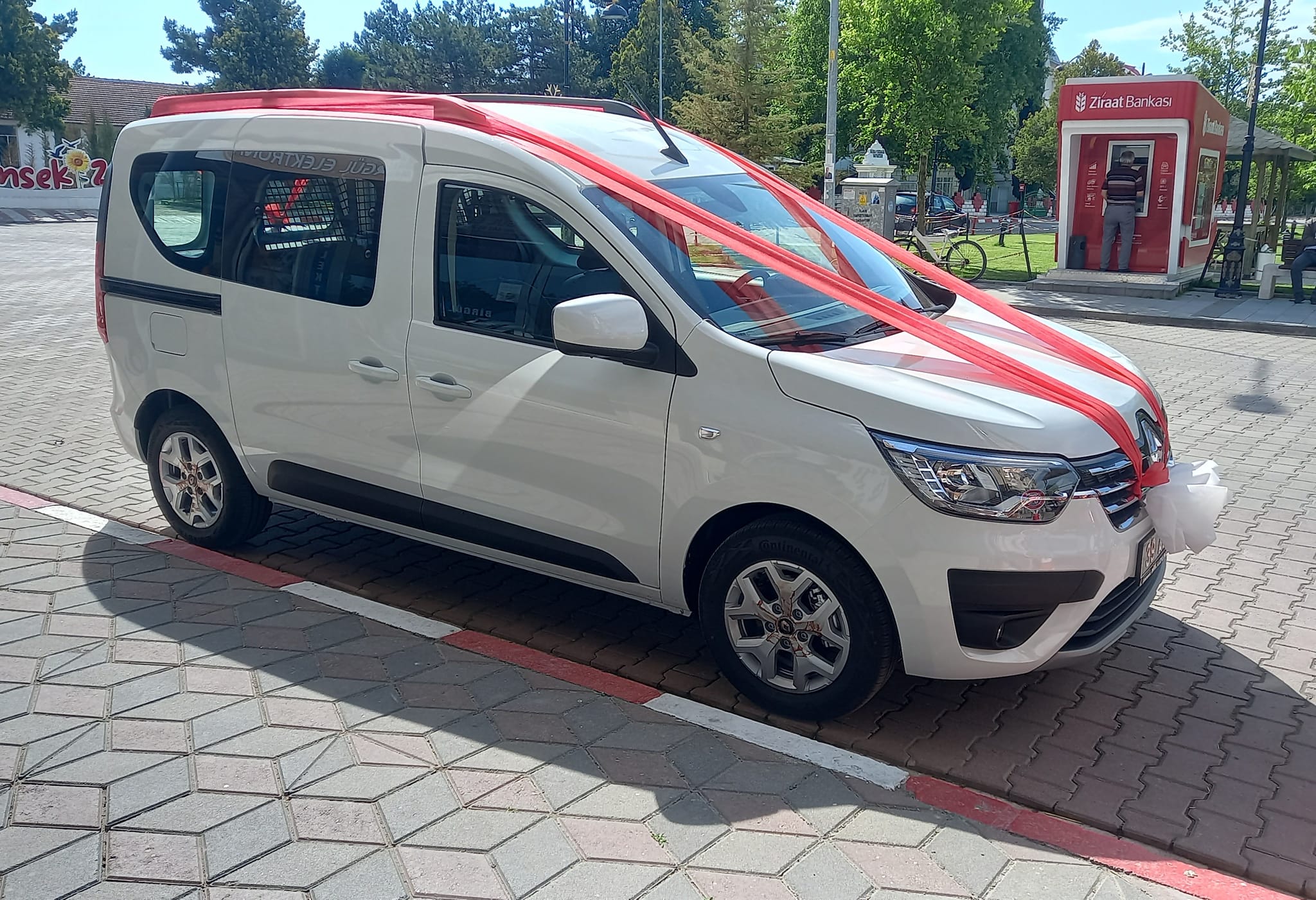 Belediyemiz araç filosuna yeni bir hizmet aracı daha katıldı.